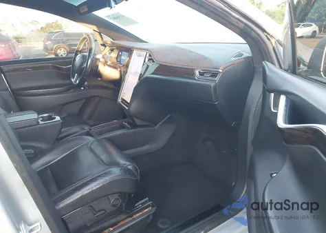 2016 Tesla Model X 60D/70D/75D/90D/P100D z USA, uszkodzony, nr VIN 5YJXCBE25GF019120